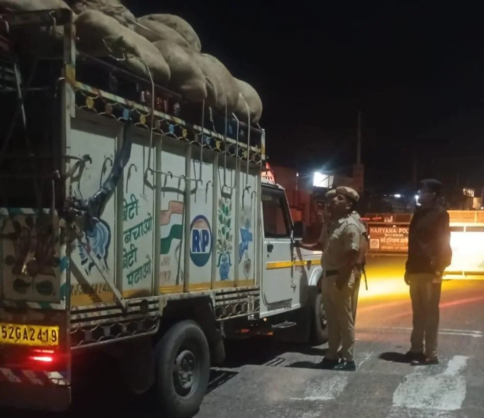 भिवानी में सुरक्षा व्यवस्था: त्योहारों के मद्देनजर पुलिस का बाजारों में सघन फ्लैग मार्च