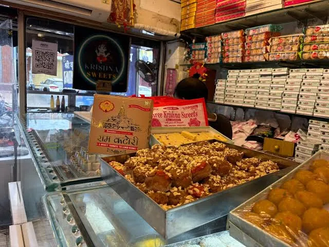 कागजी निर्देश: सीतापुर में बिना टैग के धड़ल्ले से बिक रहीं मिठाइयां