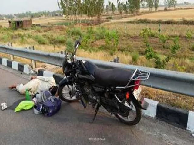 आगरा-लखनऊ एक्सप्रेसवे हादसा: डिवाइडर से टकराकर बाइक सवार युवक की मौत