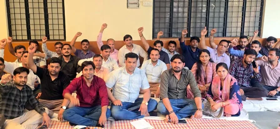 बिजनौर में विरोध प्रदर्शन: लेखपाल संघ ने मांगें पूरी न होने पर सरकारी व्हाट्सएप ग्रुप छोड़े