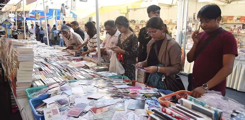 जेन-जी क्रिएटर्स की नई पहल: लखनऊ में सामग्री के लिए किताबें पढ़ रहे युवा