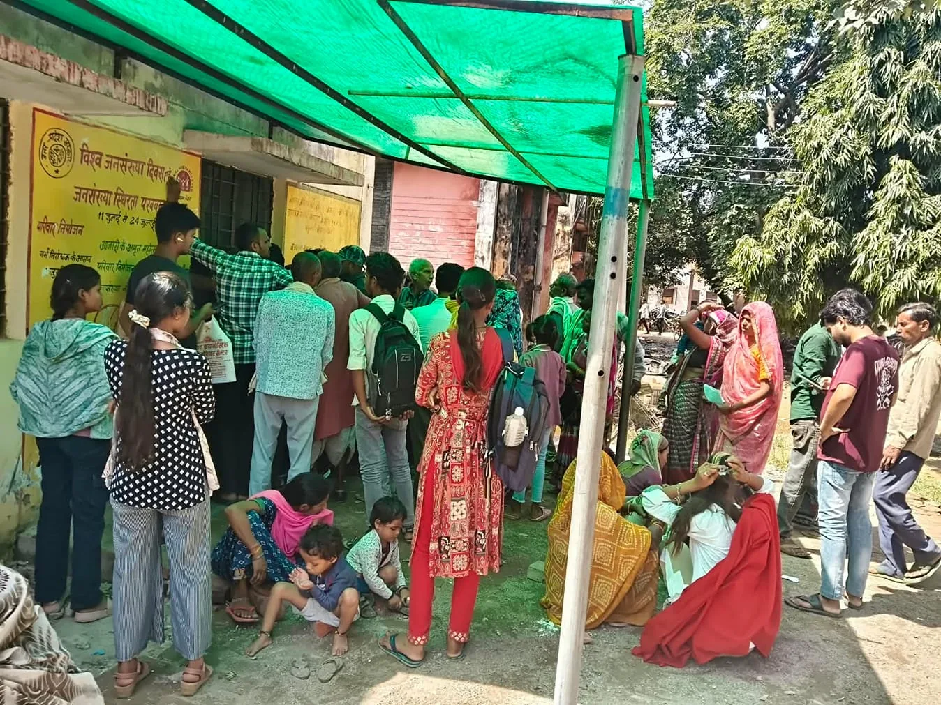 मौसम की मार: बांदा में खराब मौसम और स्वास्थ्य सेवाओं की बदहाली से मरीज परेशान