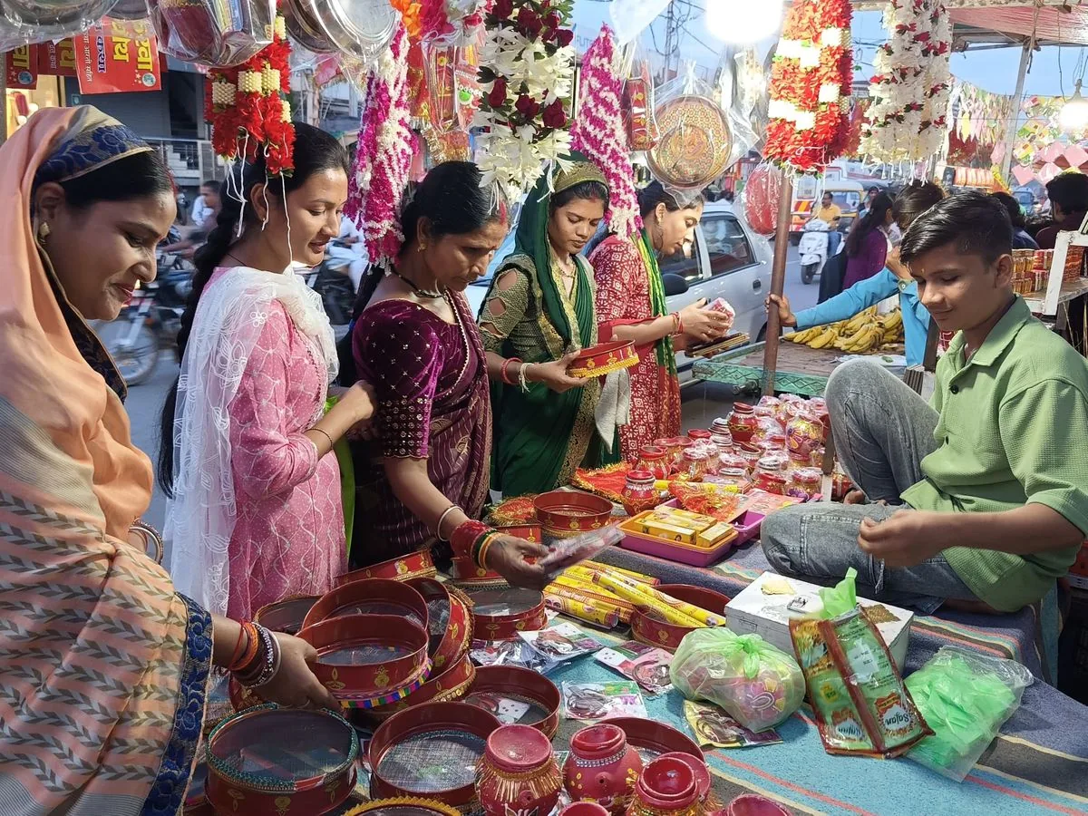करवा चौथ बाजार: अमरोहा में खरीदारी के लिए उमड़ी भारी भीड़