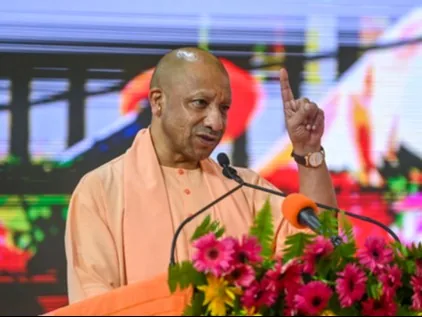 कमाई के नए रास्ते: योगी सरकार के निर्देश पर महिलाएं बना रही हैं पूजा कॉम्बो पैक