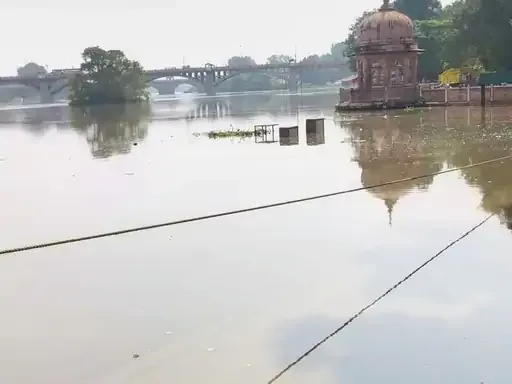 बढ़ता जलस्तर: गोमती नदी का पानी चौक के कुड़ियाघाट तक पहुंचा