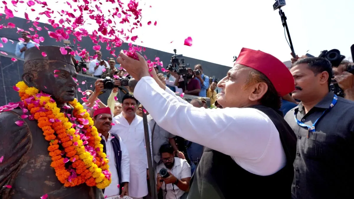 जयप्रकाश जयंती पर अखिलेश का वार: लखनऊ में बोले, जेपीएनआईसी को पैसों की चमक में बेच दिया