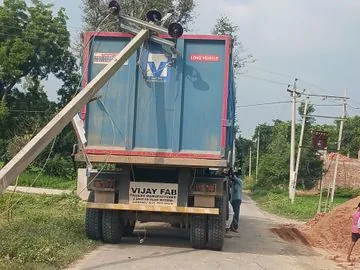 अमेठी में सड़क हादसा: ट्रक की टक्कर से टूटा बिजली का खंभा, चार किलोमीटर तक लगा जाम