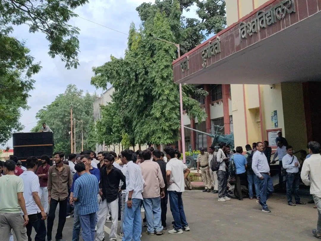 रिजल्ट की उलझन: आरडीवीवी में छात्रों का देर रात तक चला प्रदर्शन