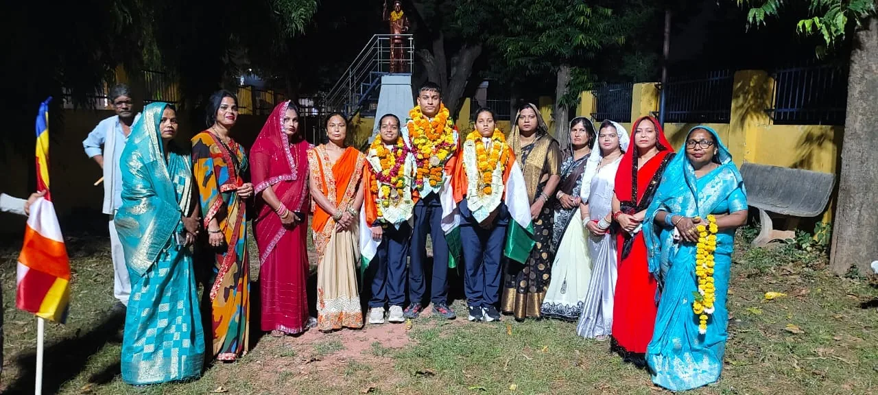 अंतरराष्ट्रीय कराटे उपलब्धि: भूटान से लौटने पर तीन युवाओं का जोरदार स्वागत