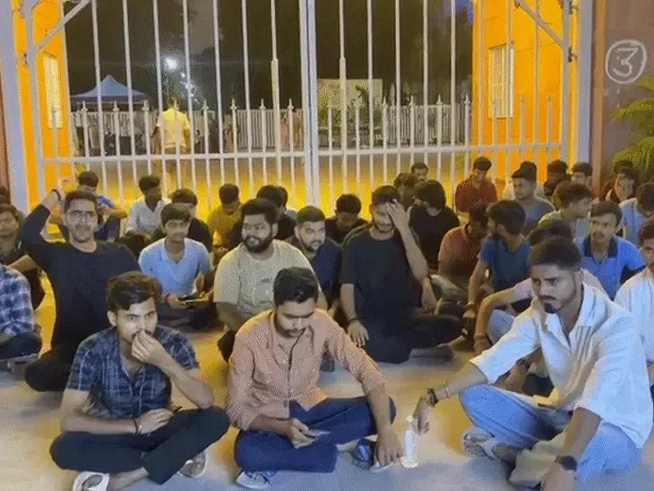 लखनऊ में बवाल: मेस के घटिया खाने से नाराज छात्रों का प्रदर्शन