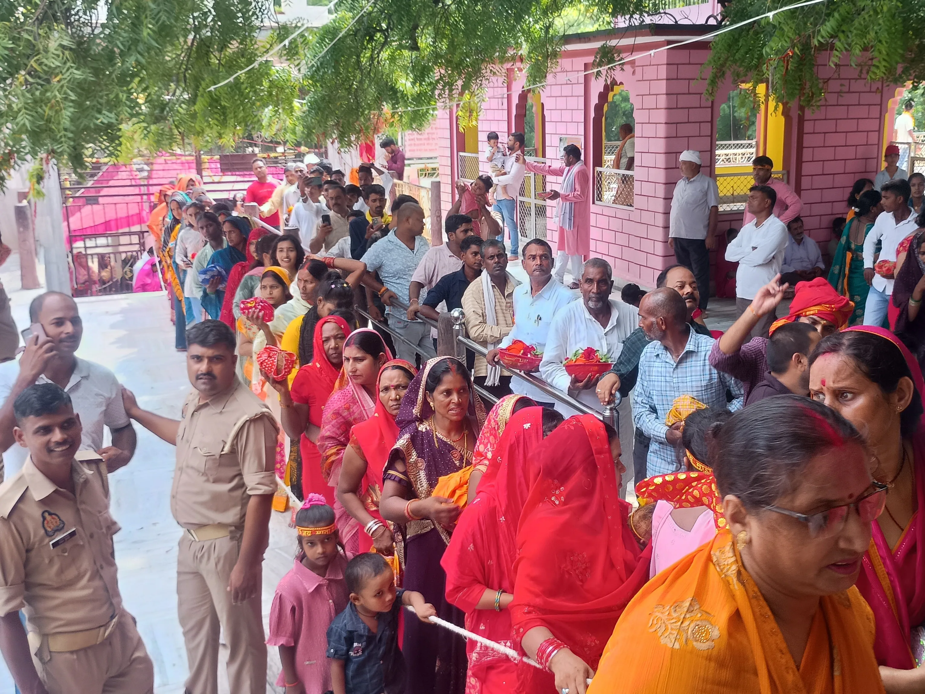 नवरात्रि की धूम: प्रयागराज के प्रमुख शक्तिपीठों में उमड़ी भक्तों की भारी भीड़