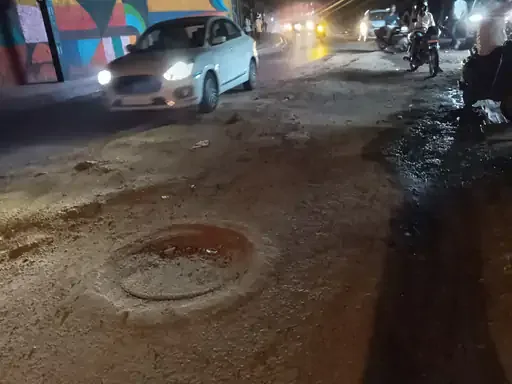 हजरतगंज में बदहाल सड़क: एलआईसी के सामने गहरे गड्ढों से आवाजाही बनी जोखिम भरी
