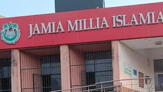 दीवारों पर नारे: जामिया मिल्लिया इस्लामिया के पास छात्रों का प्रदर्शन जारी