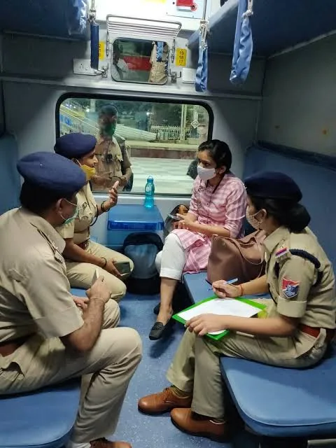 यात्रियों पर संकट: ट्रेन सफर के दौरान उचक्कों ने महिला की सोने की चेन छीनी और यात्री का बैग उड़ाया