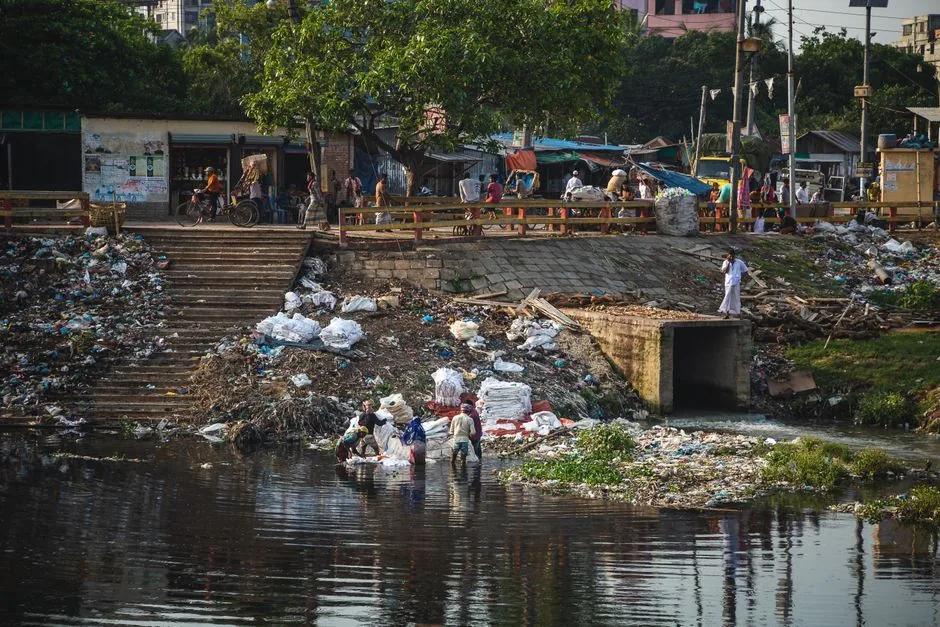 गंदगी और बदबू: झांसी के वार्ड 38 में नाला कचरे से अटा