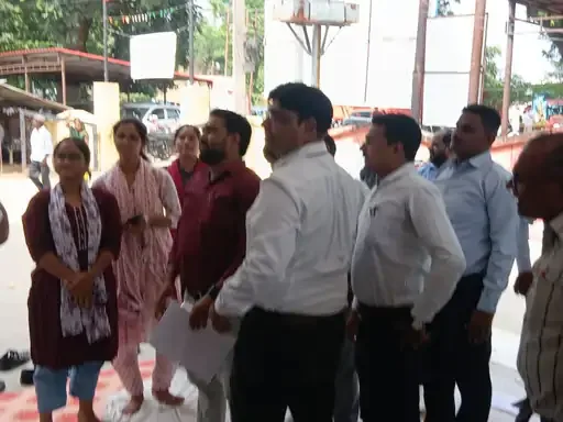 मांगों पर प्रदर्शन: बाराबंकी में लेखपालों ने उपजिलाधिकारी को सौंपा मांग पत्र