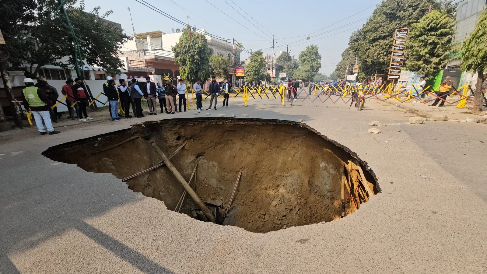 सड़क का विरोध: लखनऊ में 25 साल से खराब सड़क पर धरना प्रदर्शन शुरू