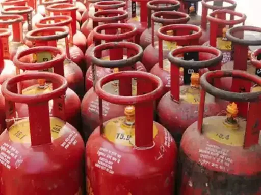 घरेलू गैस संकट: रसोई गैस की किल्लत और बाजार में महंगे छोटे सिलेंडर