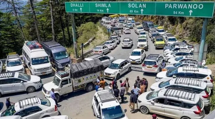 पर्यटकों का तांता: शिमला और परवाणू की सड़कों पर वाहनों का भारी दबाव