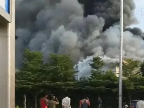 विशाल अग्निकांड: चौधरी चरण सिंह अंतरराष्ट्रीय एयरपोर्ट के बाहर मजदूरों के अस्थायी कैंप में लगी भीषण आग