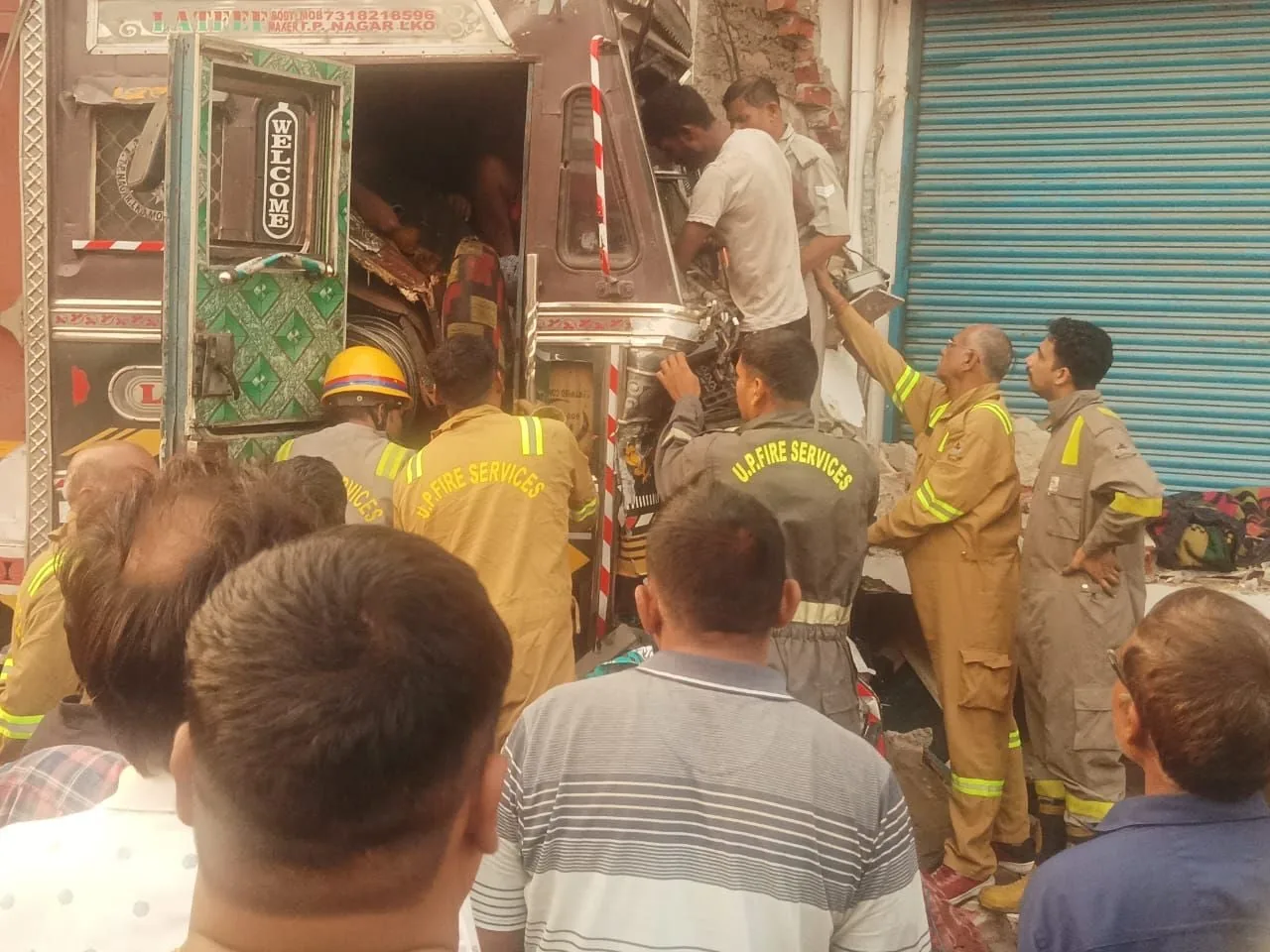 लखनऊ हादसा: बेकाबू ट्रक दुकान में घुसा, चालक दो घंटे तक फंसा रहा