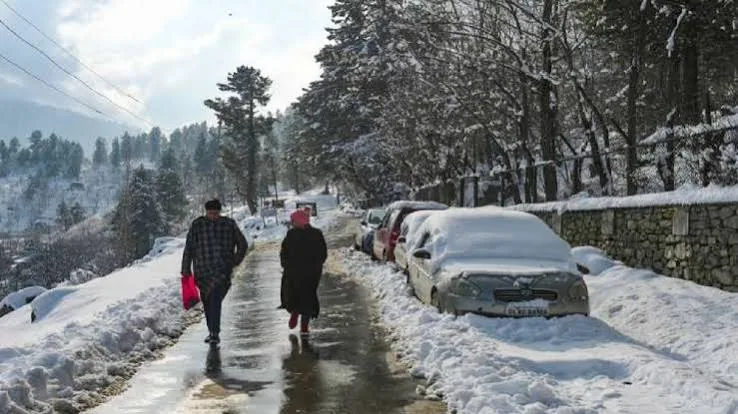 मौसम में बदलाव: देश के कई हिस्सों में बारिश और पहाड़ों पर बर्फबारी का दौर