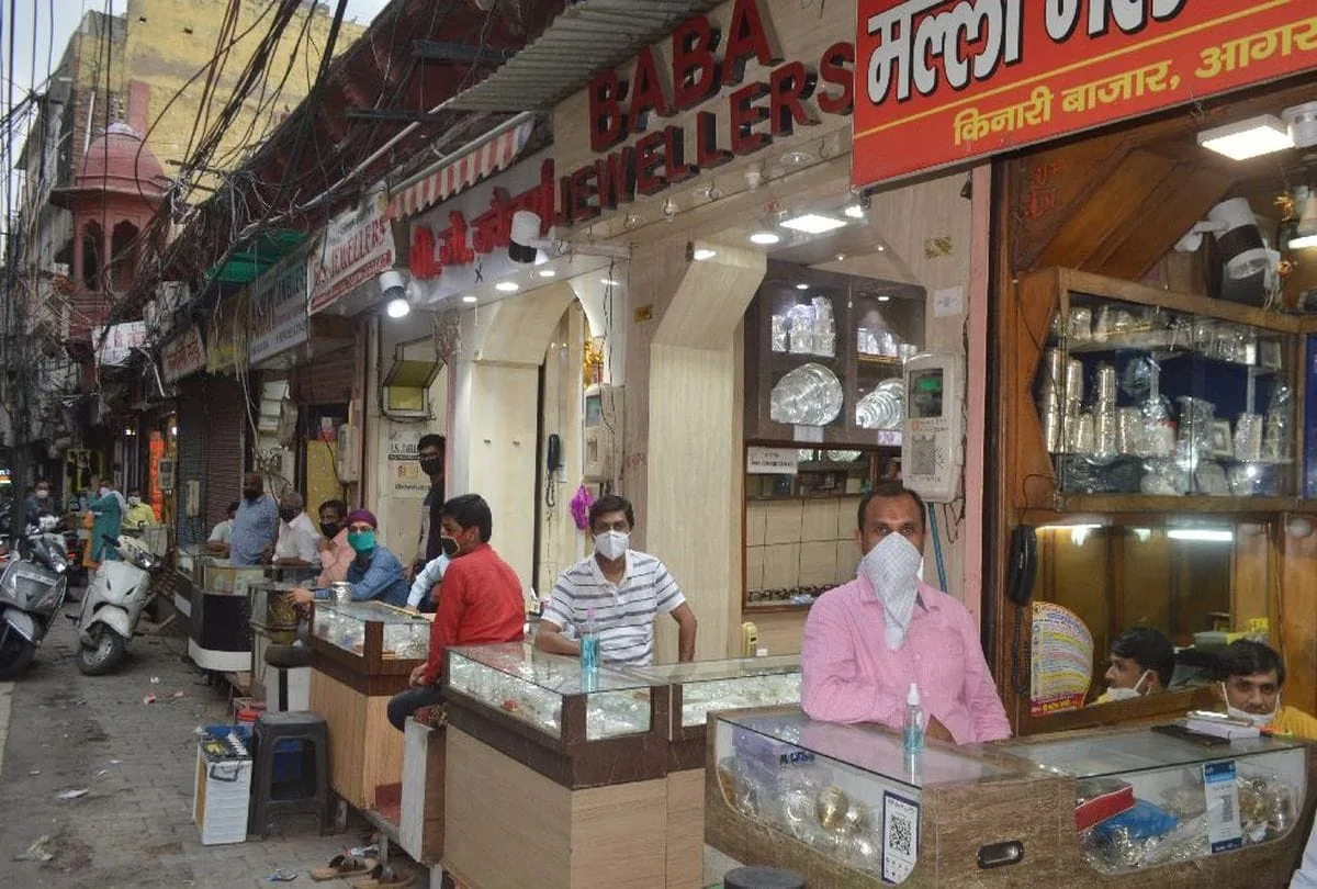 बाजार में रौनक: आगरा में करवाचौथ पर हुआ 100 करोड़ रुपये का व्यापार