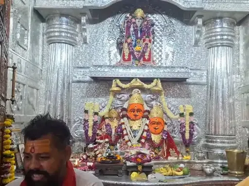 शारदीय नवरात्र आरंभ: बड़वानी के मां बिजासन धाम में उमड़े श्रद्धालु, 90 किलो चांदी से सजा गर्भगृह