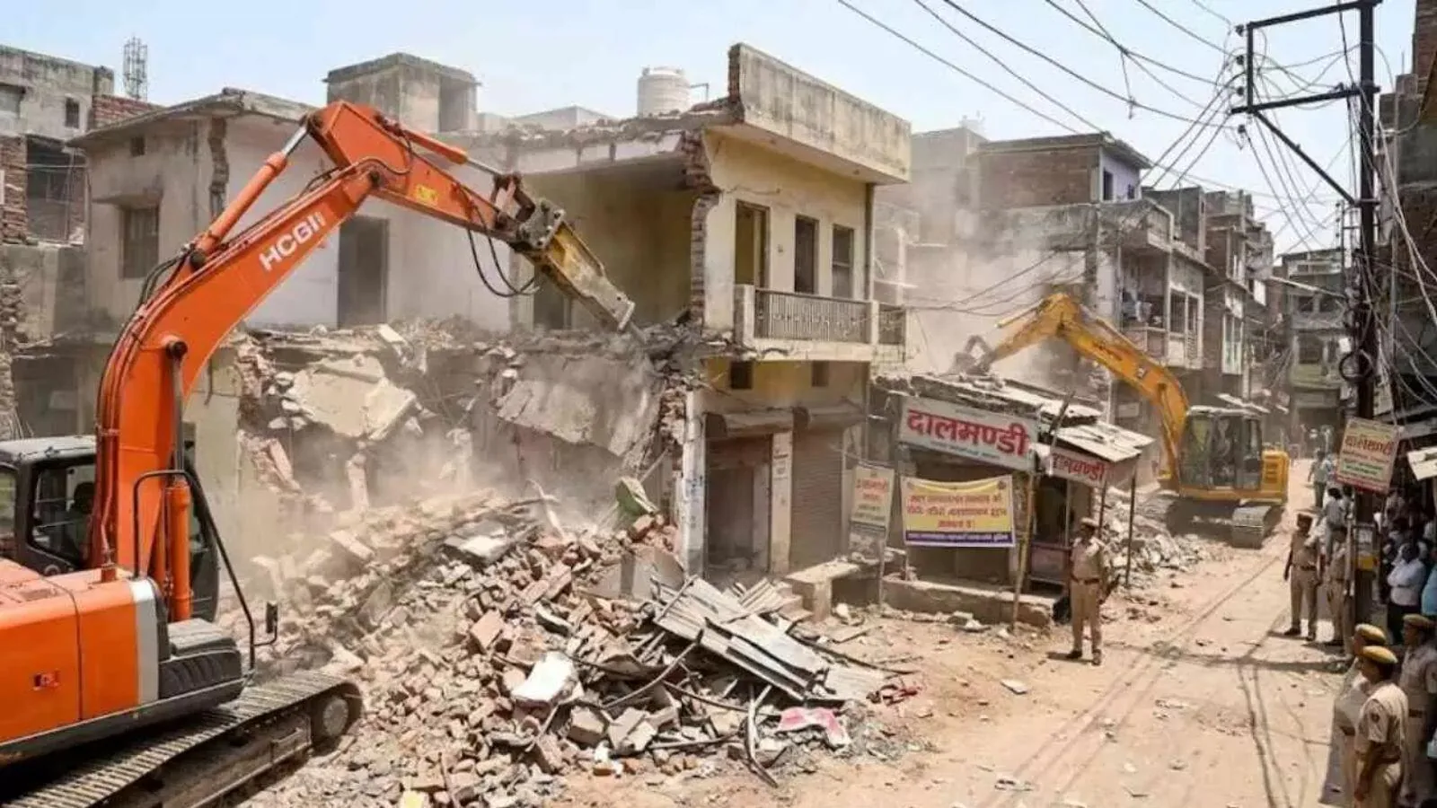 वाराणसी में ध्वस्तीकरण अभियान: पीडब्ल्यूडी ने दो दिनों में तोड़े 20 मकान