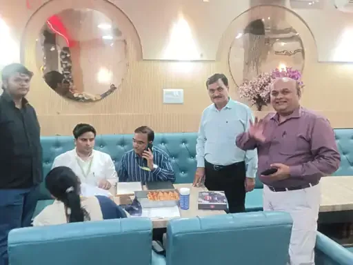 देवरिया में कार्रवाई: खाद्य सुरक्षा विभाग ने मिठाई की दुकानों पर मारे छापे, लिए 10 नमूने