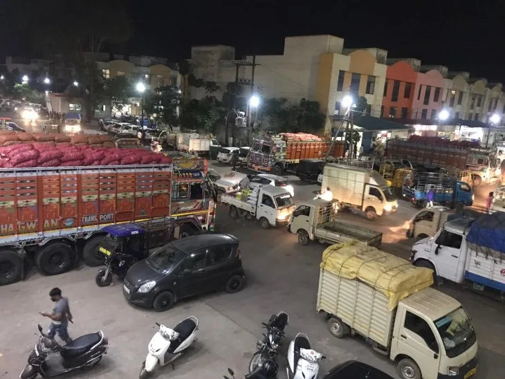 बाजार की खासियत: रायपुर के इस बाजार में सस्ते दामों में मिलते हैं बढ़िया कपड़े