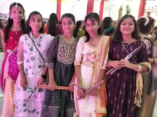 उत्सव का उल्लास: महर्षि विद्या मंदिर स्कूल में हुआ डांडिया नाइट और रावण दहन का भव्य आयोजन