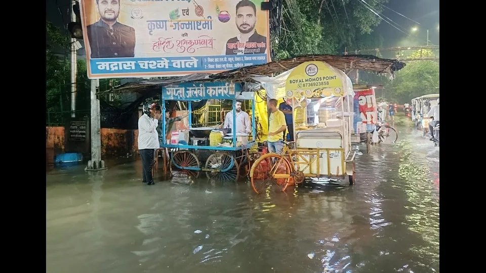 लखनऊ में जलभराव: बाढ़ के कारण दुकानदारों के त्योहारों का उत्साह फीका