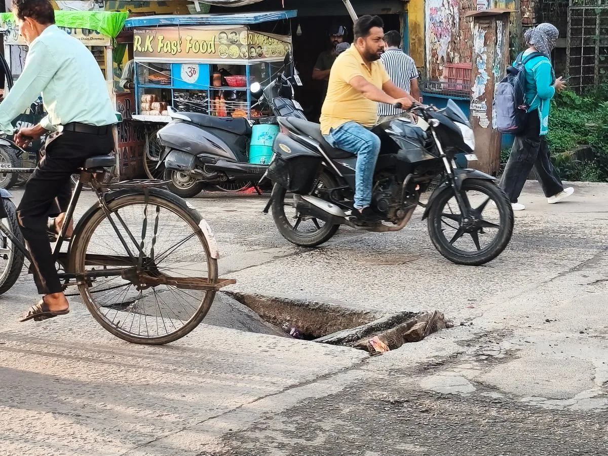 सड़क की बदहाली: गोरखपुर में दीवान बाजार से थवाई पुल मार्ग पर बने गहरे गड्ढे