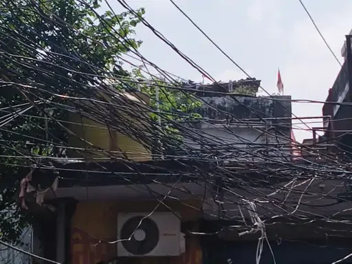 हादसे का खतरा: पुर्दिलपुर में लटकते बिजली के तारों से स्थानीय लोग परेशान
