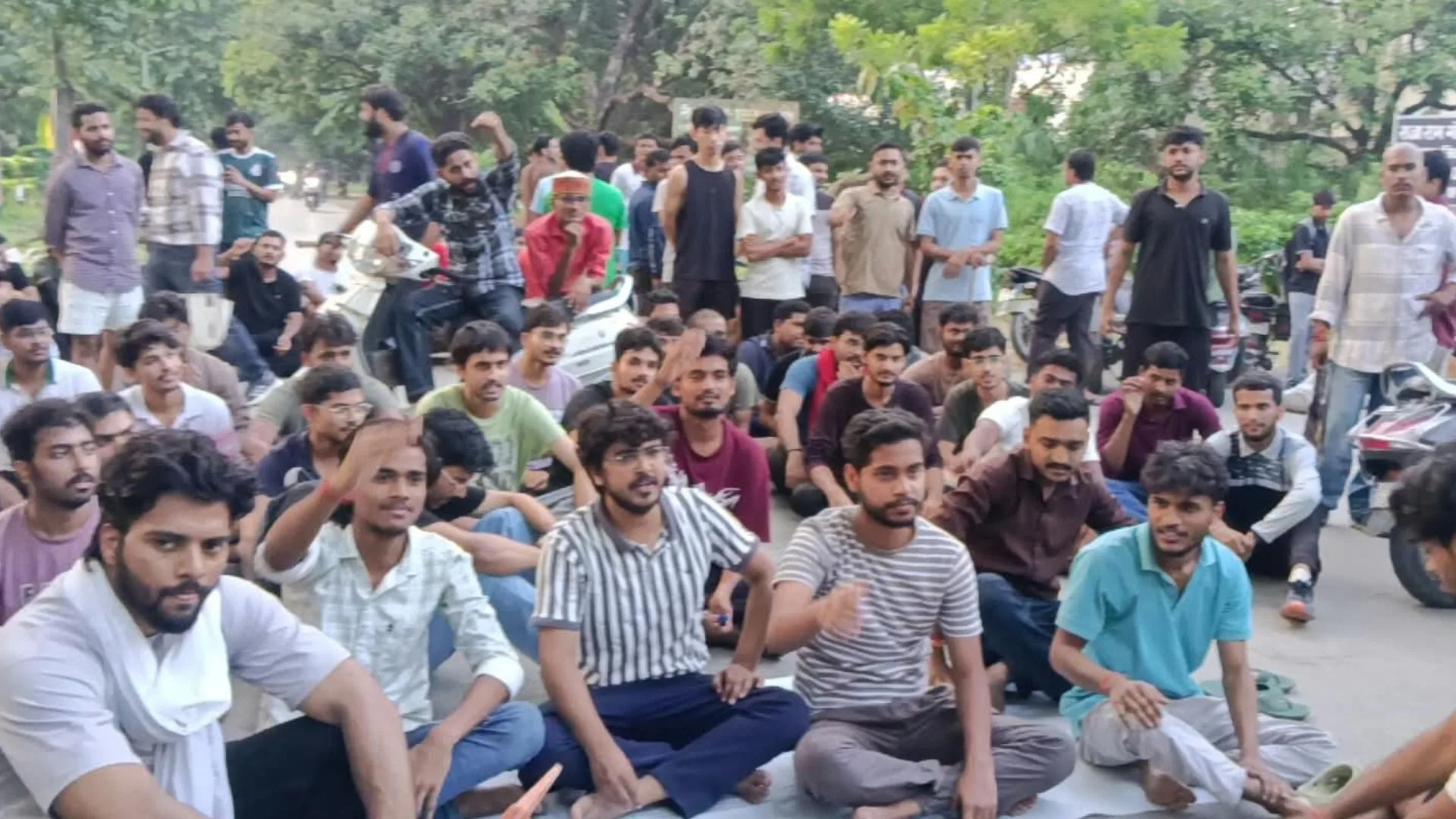 बीएचयू में तनाव: खेल के दौरान छात्रों के बीच हुई मारपीट, छात्रों ने किया चक्काजाम