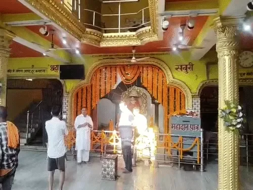 मंदिर में चोरी: 10 किलो का छत्र और गणेश जी का मुकुट चोरी, गस्ती पार्टी निलंबित