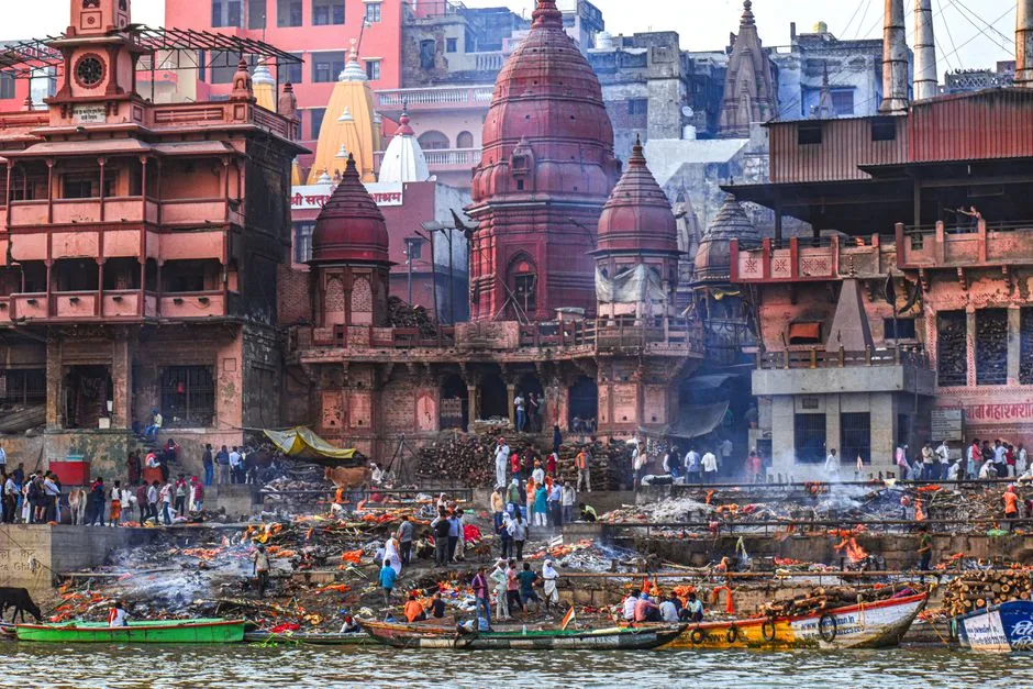 वाराणसी समाचार: घाटों पर मलबे के बीच पुराने स्थान पर प्रतिदिन हो रहे 100 शवदाह