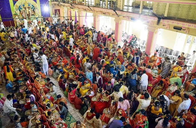 भक्तिमय माहौल: नवरात्रि के पावन पर्व पर मंदिरों में उमड़ी भक्तों की भारी भीड़