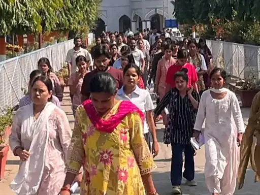 पीईटी परीक्षा का आयोजन: गोरखपुर के 52 केंद्रों पर दो पालियों में हो रही परीक्षा