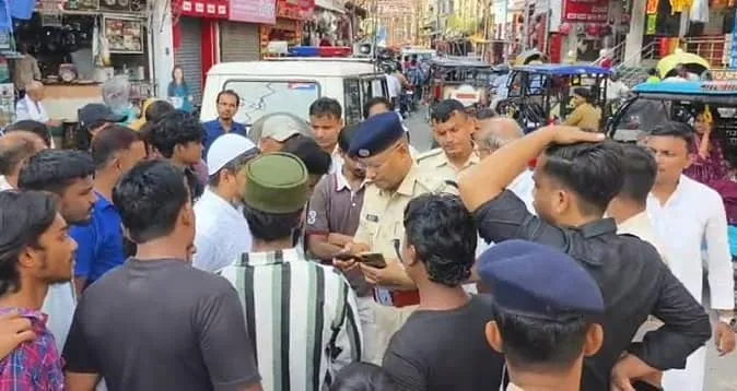 तनावपूर्ण माहौल: कल्याणी रोड पर धार्मिक पुस्तक के पन्ने मिलने से लोग भड़के