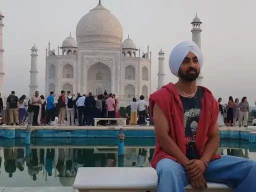 ताजमहल भ्रमण: प्रसिद्ध पंजाबी गायक और अभिनेता दिलजीत दोसांझ पहुंचे आगरा