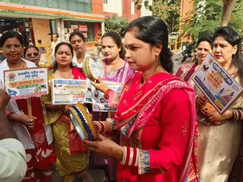 नर्सों का विरोध: लखनऊ में करवा चौथ के दिन भी जारी रहा कार्य बहिष्कार