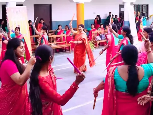 रैंपस स्कूल में डांडिया: गोरखपुर में दुर्गा पूजा के मौके पर दिखा उत्साह