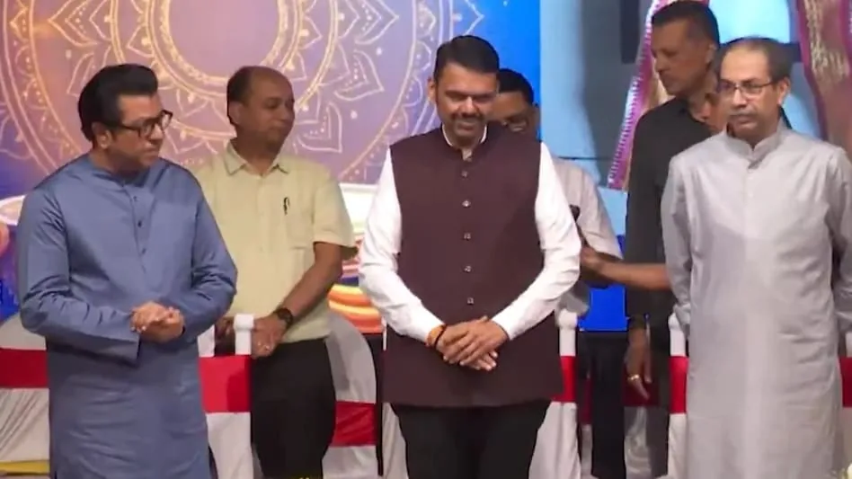 महाराष्ट्र राजनीति: फडणवीस, उद्धव और राज ठाकरे एक मंच पर आए