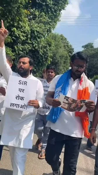 छात्र प्रदर्शन: लखनऊ विश्वविद्यालय में मुख्य चुनाव आयुक्त के इस्तीफे की मांग को लेकर विरोध