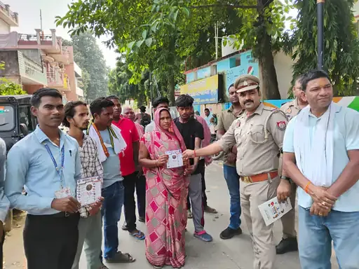 साइबर सुरक्षा जागरूकता: सारनाथ पुलिस ने वाराणसी के कई गांवों में नागरिकों को ठगी से बचने के दिए टिप्स