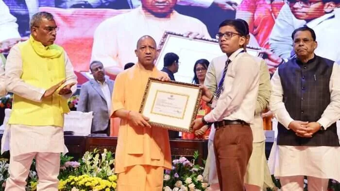 छात्रवृत्ति का वितरण: मुख्यमंत्री योगी आदित्यनाथ ने लखनऊ से जारी किए प्रमाण पत्र