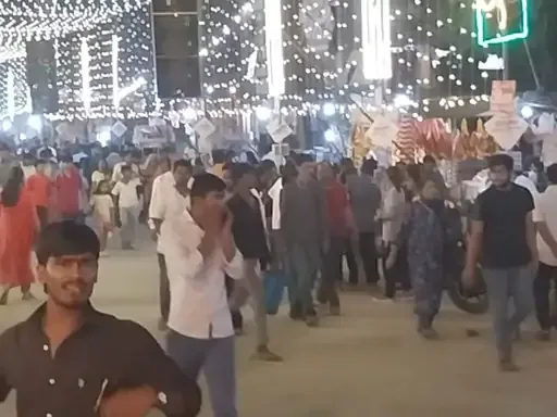 भारी भीड़: अयोध्या की नवीन मंडी में उमड़े हजारों श्रद्धालु, सुरक्षा के कड़े इंतजाम