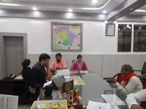 बाराबंकी में बुजुर्ग का सहारा: डीएम ने बेटे द्वारा निकाले गए बाबूलाल की सुनी पीड़ा